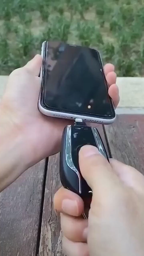 1500mah-keychain-power-bank-iphone